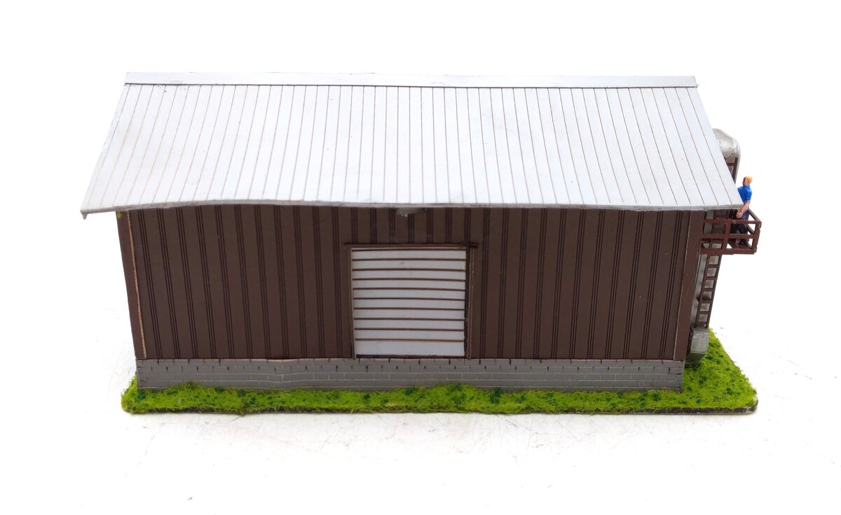Menards 279-5005 HO Scale Chippewa Valley Farm Supply Pre-Built Building Model EX