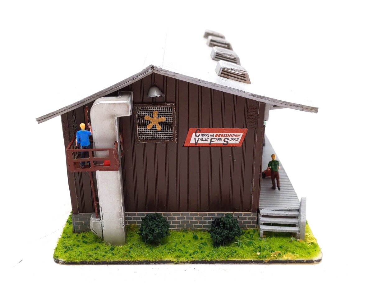 Menards 279-5005 HO Scale Chippewa Valley Farm Supply Pre-Built Building Model EX