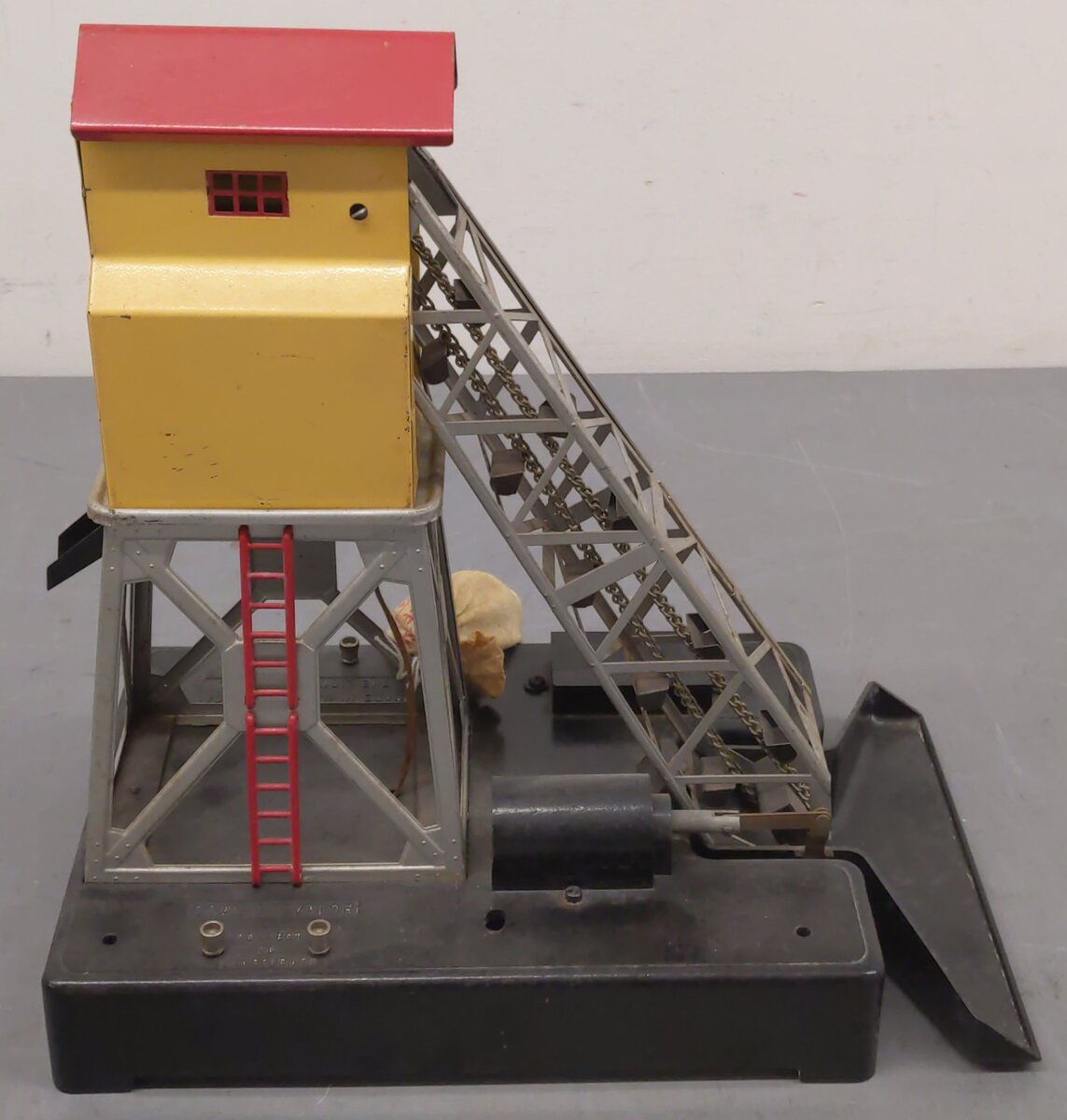 Lionel 97 Vintage O Operating Coal Elevator Loader VG
