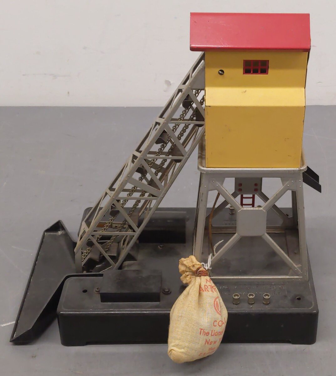 Lionel 97 Vintage O Operating Coal Elevator Loader VG