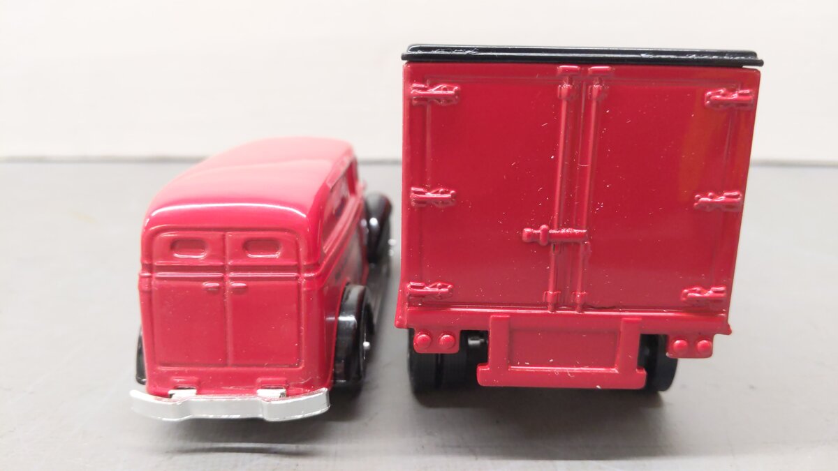 Ertl B426-1HEO 1:43 Die Cast True Value 1938 Panel Delivery Van -1950 Semi Truck EX/Box