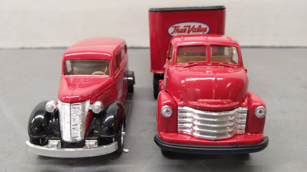 Ertl B426-1HEO 1:43 Die Cast True Value 1938 Panel Delivery Van -1950 Semi Truck EX/Box