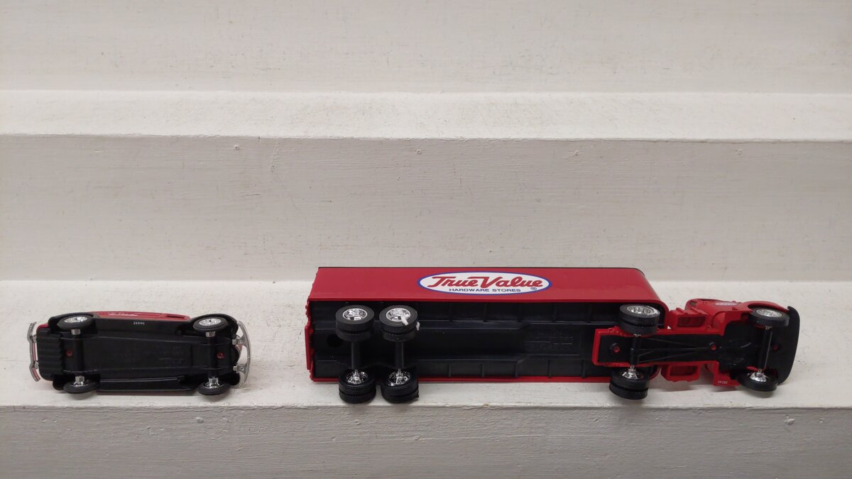 Ertl B426-1HEO 1:43 Die Cast True Value 1938 Panel Delivery Van -1950 Semi Truck EX/Box