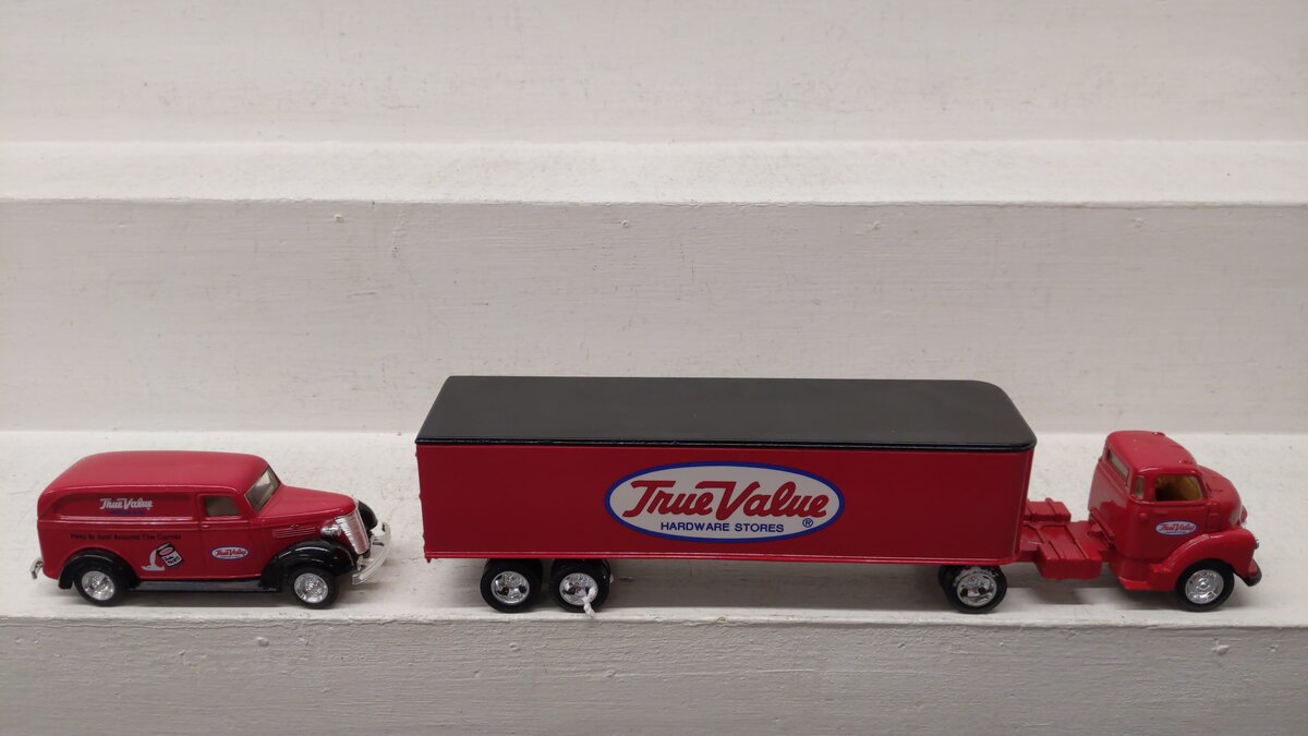 Ertl B426-1HEO 1:43 Die Cast True Value 1938 Panel Delivery Van -1950 Semi Truck EX/Box