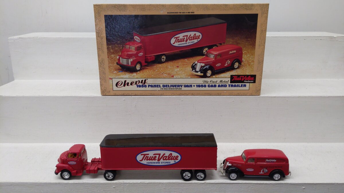 Ertl B426-1HEO 1:43 Die Cast True Value 1938 Panel Delivery Van -1950 Semi Truck EX/Box