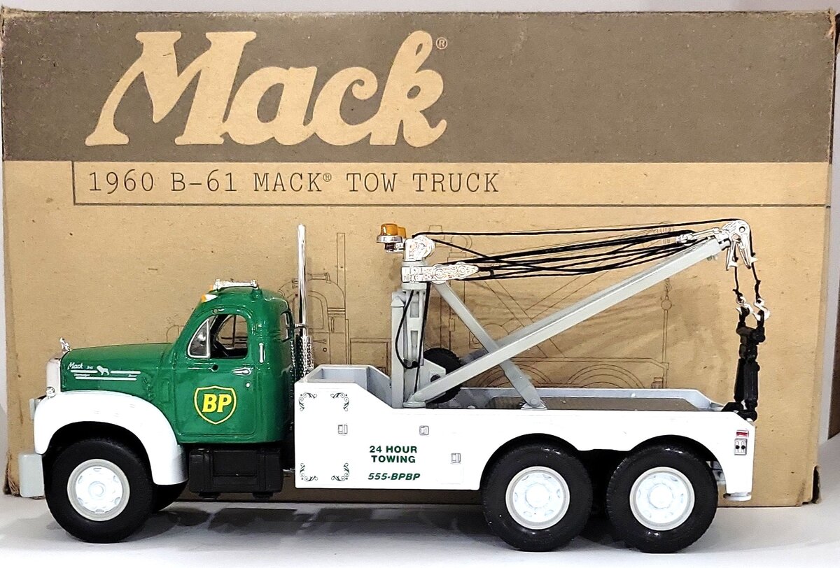 First Gear 19-2240 1:34 Die Cast 1960 B-61 Mack BP Tow Truck LN/Box