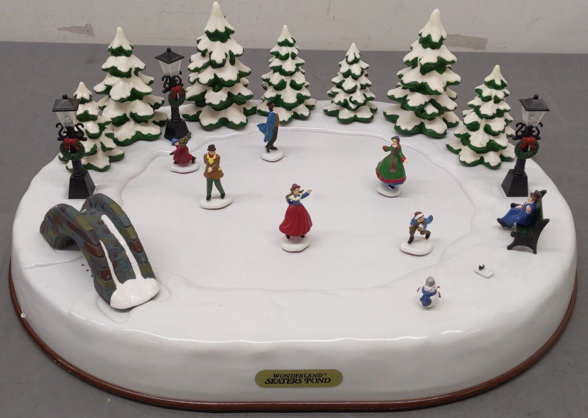 Christmas Fantasy Ltd. No. 60263 Wonderland Skaters Pond EX/Box