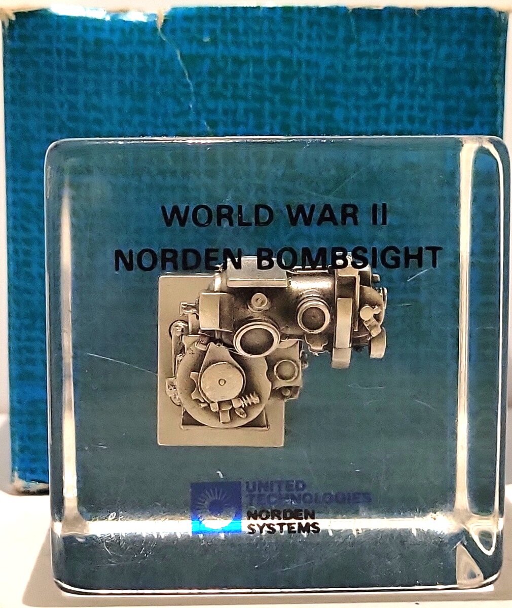 United Technologies NORDEN SYSTEMS WW2 Norden Bombsight Paperweight EX/Box