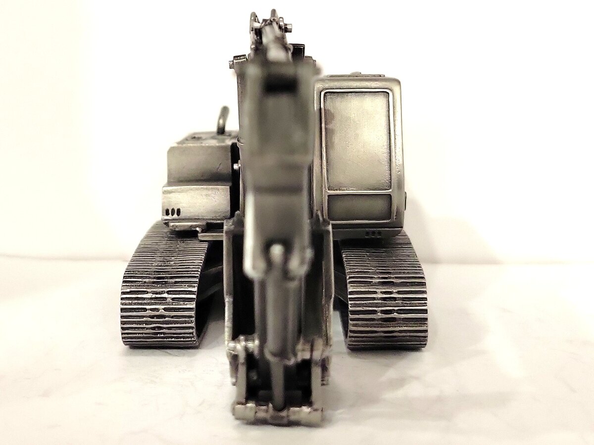 SpecCast 1:50 Pewter John Deere Model 690E-LC Excavator LN