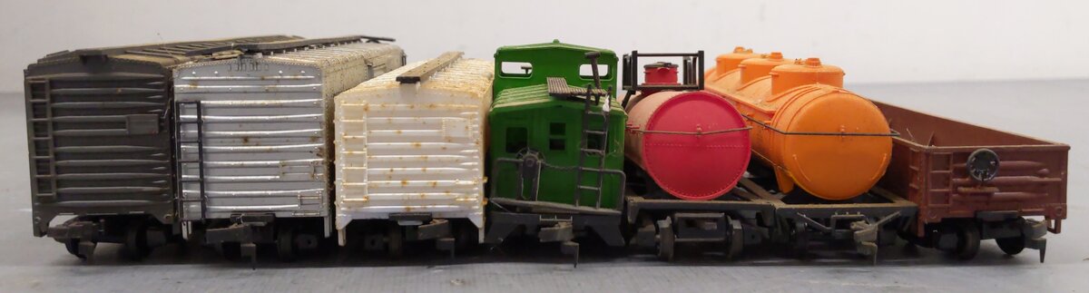 HO Scale Assorted Freight Cars [7]
