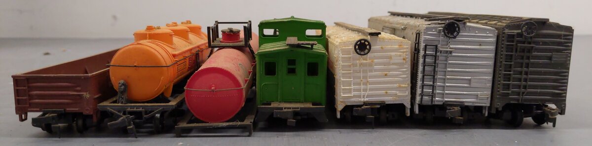 HO Scale Assorted Freight Cars [7]