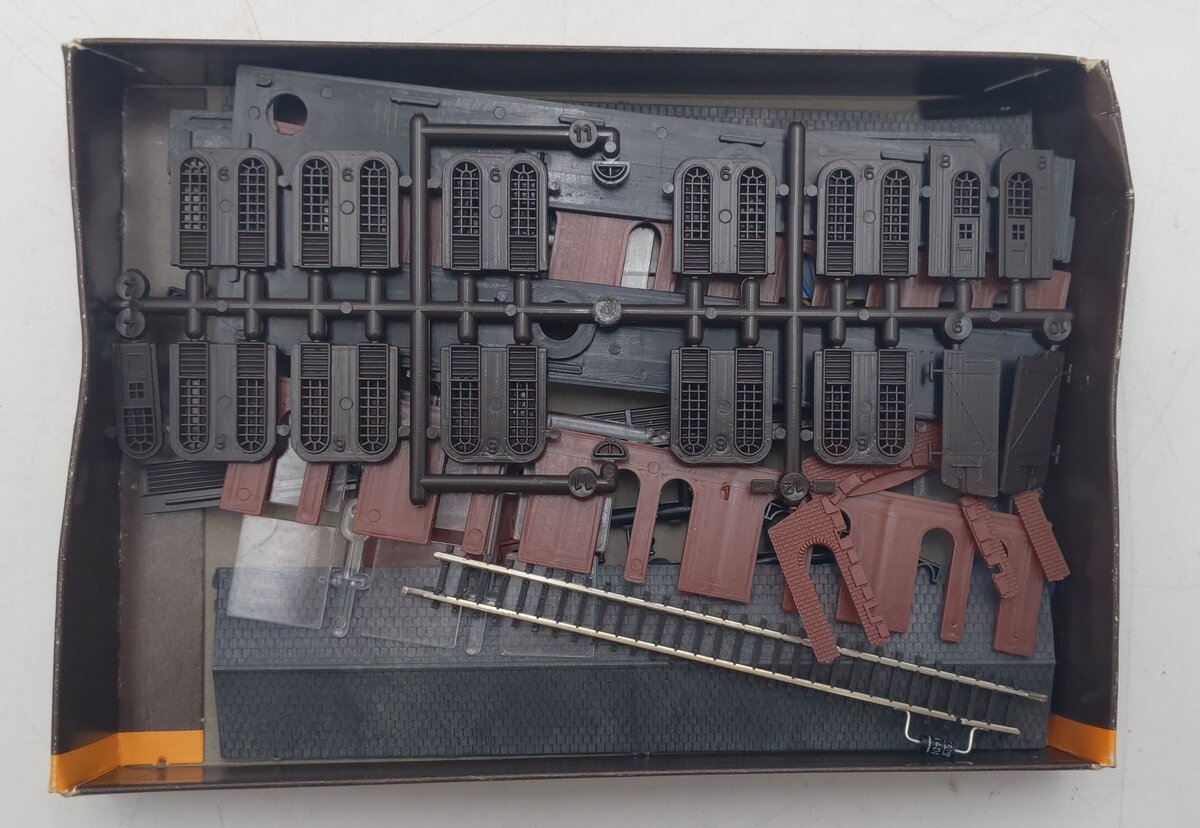 Marklin 8981 Z Scale Stall Locomotive Shed with Electric Door Kit EX/Box