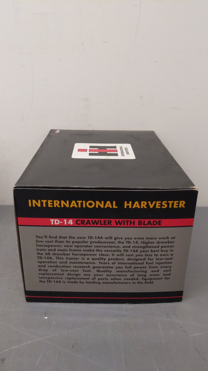 SpecCast ZJD156 1:16 Scale Red International Harvester TD-14 Crawler w/Blade LN/Box