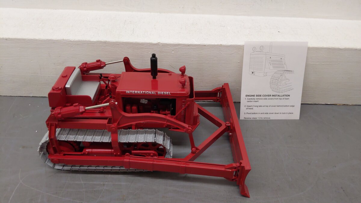 SpecCast ZJD156 1:16 Scale Red International Harvester TD-14 Crawler w/Blade LN/Box