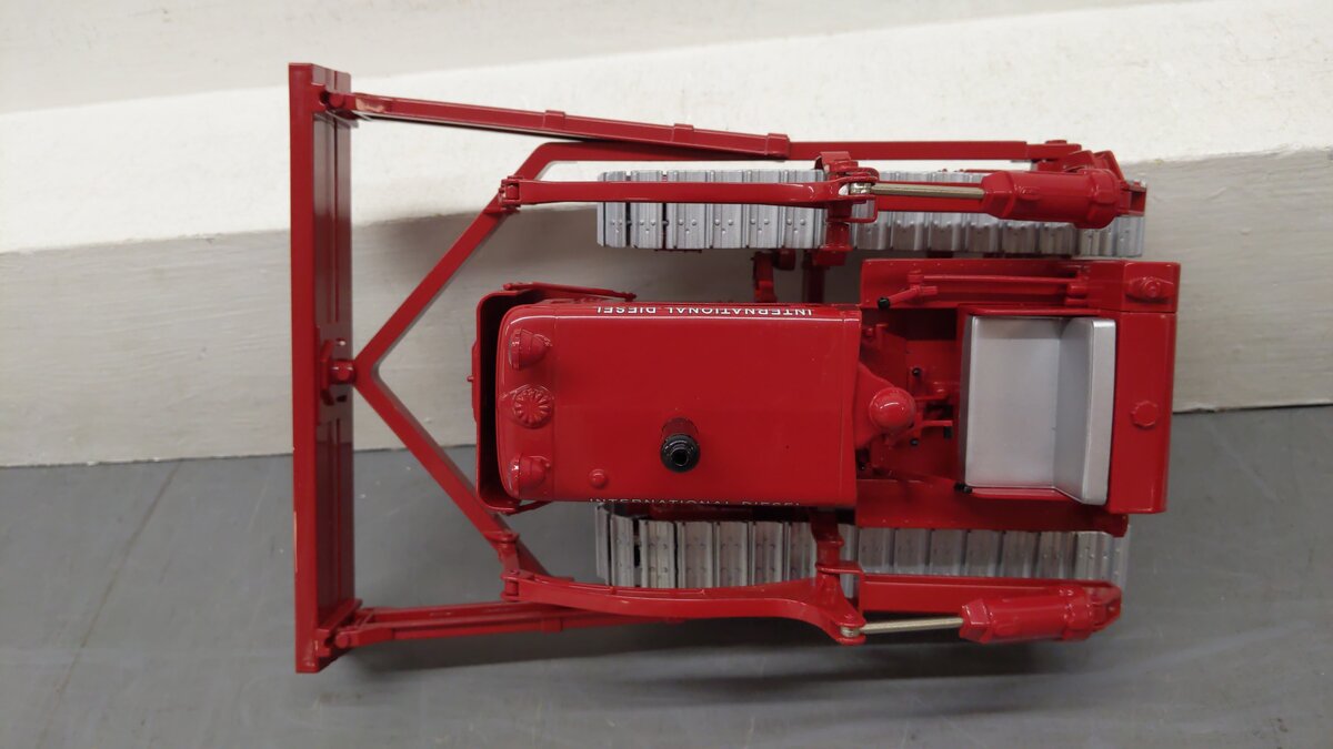 SpecCast ZJD156 1:16 Scale Red International Harvester TD-14 Crawler w/Blade LN/Box
