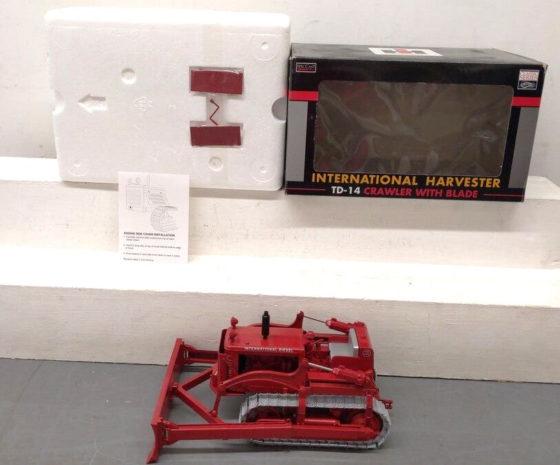 SpecCast ZJD156 1:16 Scale Red International Harvester TD-14 Crawler w/Blade LN/Box