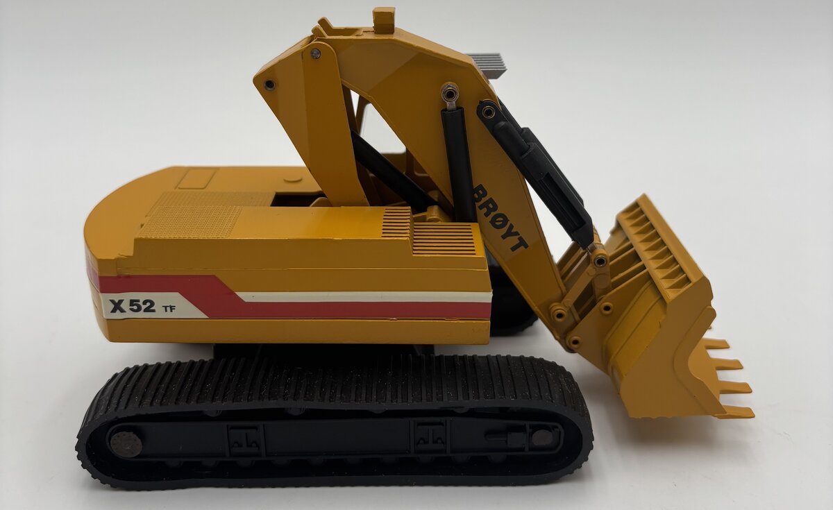 NZG 330 1:50 Broyt International X52TF Tracked Excavator LN/Box