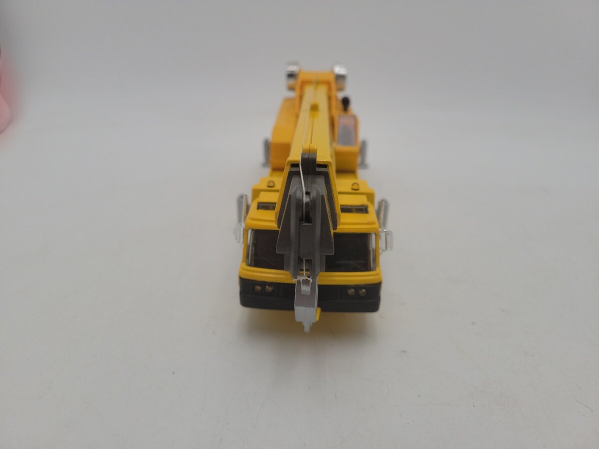 Maisto 21049 1:50 Scale Motorized Yellow Powerline Crane Truck Diecast Metal EX/Box