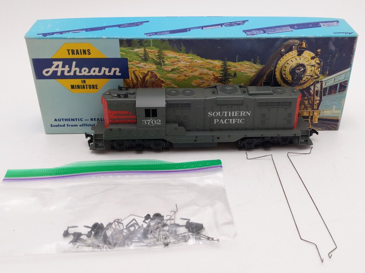 Athearn 3153 HO Scale Southern Pacific GP-9 Powered Diesel Locomotive #3702 VG/Box