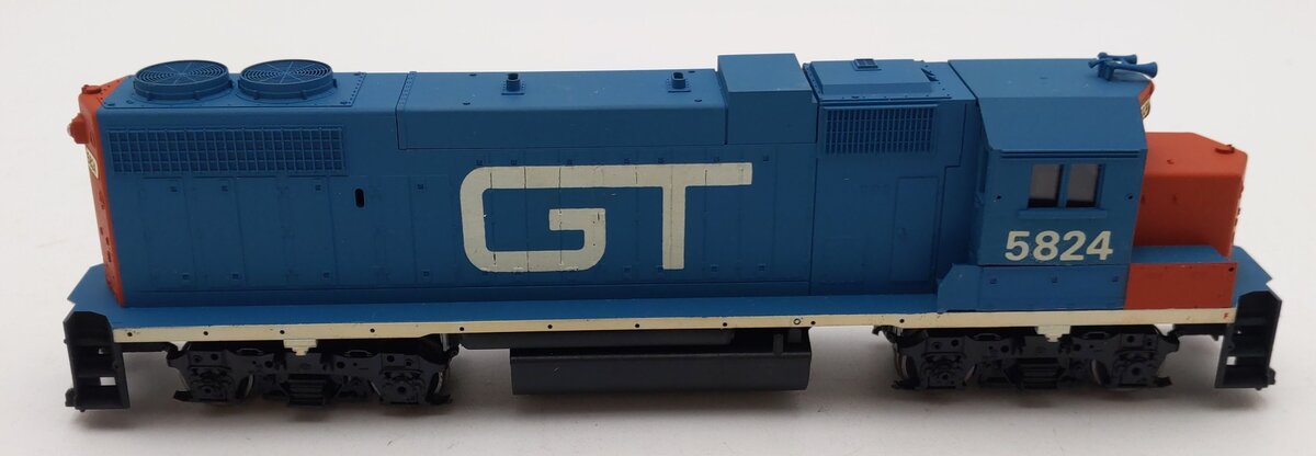 Athearn 4612 HO Scale FEC GP38-2 Powered Diesel Locomotive EX