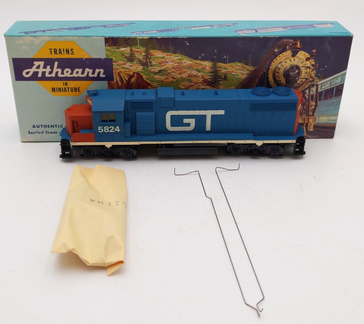 Athearn 4612 HO Scale FEC GP38-2 Powered Diesel Locomotive EX