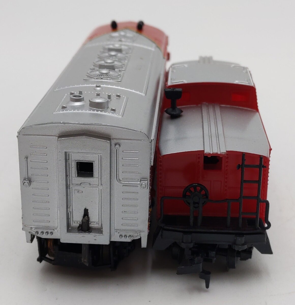 Life Like HO Scale Santa Fe Deluxe Diesel Locomotive & Caboose (Set of 2) EX/Box