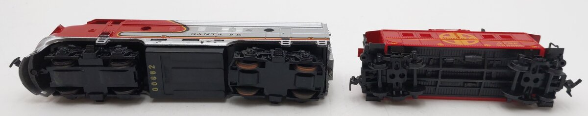 Life Like HO Scale Santa Fe Deluxe Diesel Locomotive & Caboose (Set of 2) EX/Box