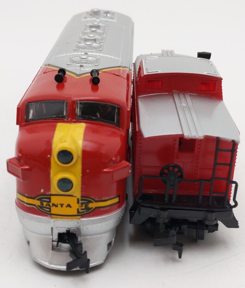 Life Like HO Scale Santa Fe Deluxe Diesel Locomotive & Caboose (Set of 2) EX/Box