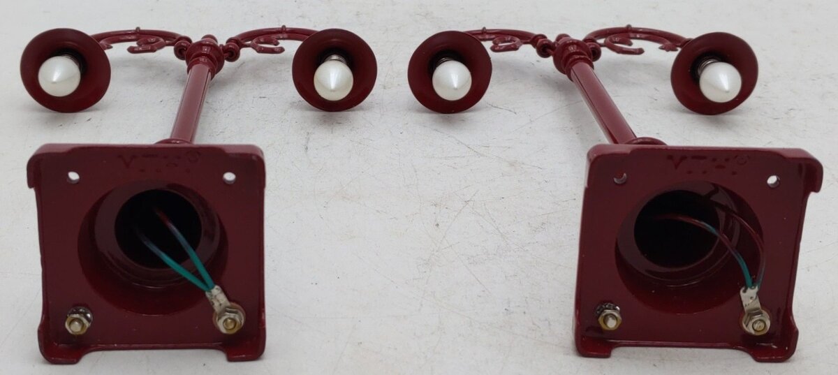 MTH 20-1019 O No.54 Maroon Lamp Post Set EX/Box