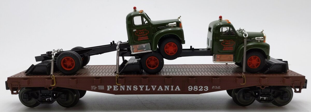 Lionel 6-17518 O Gauge Pennsylvania Flatcar with 2 Corgi Mack AEC Trucks #9823 EX/Box