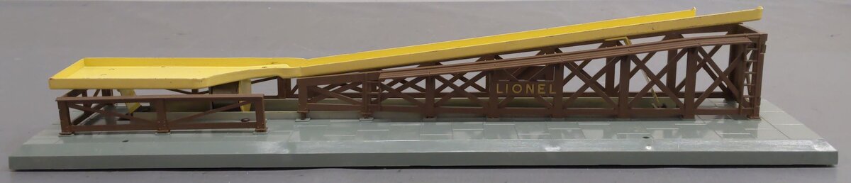 Lionel 362 Vintage O Operating Barrel Loader Ramp- No Car VG/Box