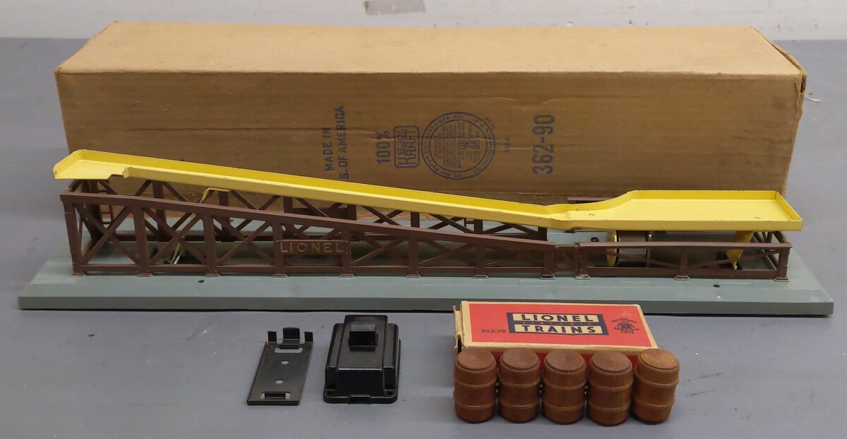 Lionel 362 Vintage O Operating Barrel Loader Ramp- No Car VG/Box