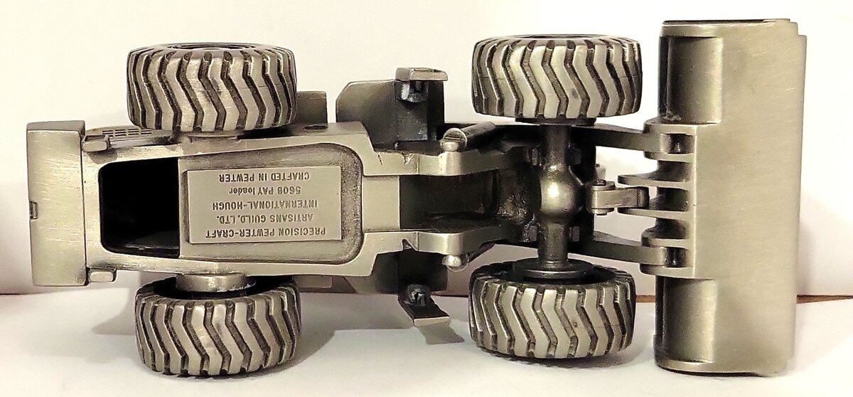 Artisans Guild 1:64 Scale Pewter International-Hough 560B PAY Loader LN