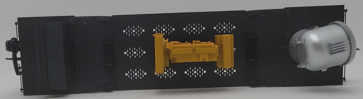 USA Trains R17329 G GN Searchlight-Style Depressed-Center Flat Car w/Generator EX/Box