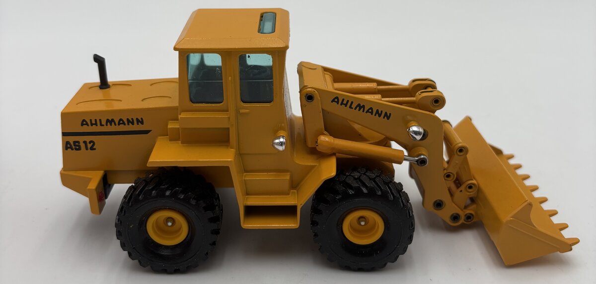 Gama 1:44 Ahlmann AS 12 swivel wheel loader LN/Box