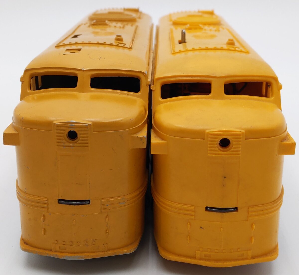 Lionel Vintage O Diesel Locomotives 221, 1065 [2]