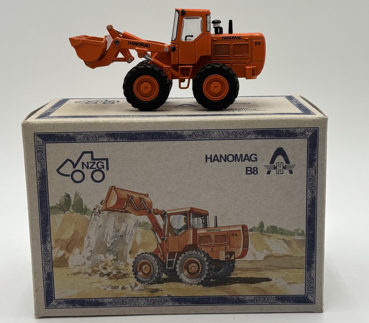 NZG 598 1:50 Hanomag B8 Wheel loader LN/Box
