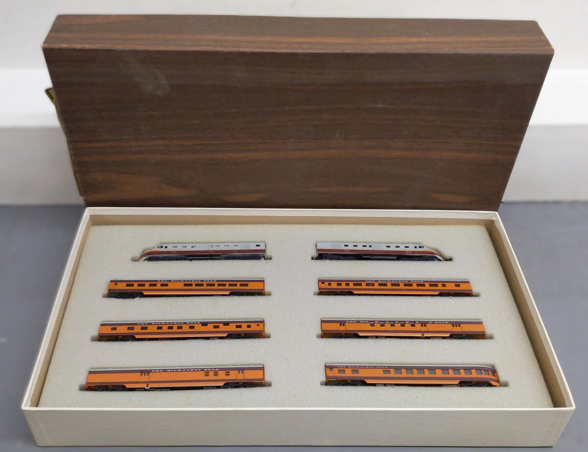 Con-Cor N Gauge Milwaukee Road "Olympian Hiawatha" Diesel Passenger Train Set EX/Box