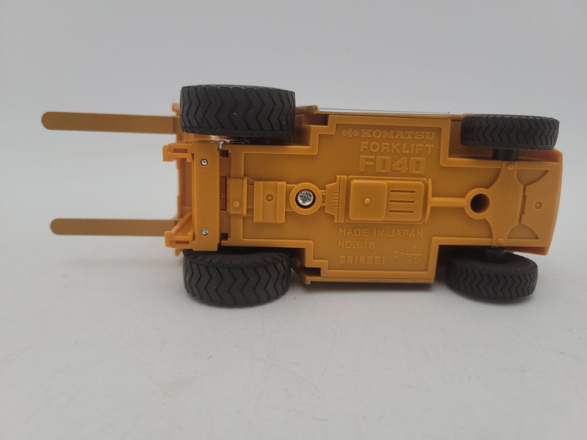 Komatsu 616 1:25 Scale Vintage Yellow FD40 Forklift Die Cast Model EX/Box