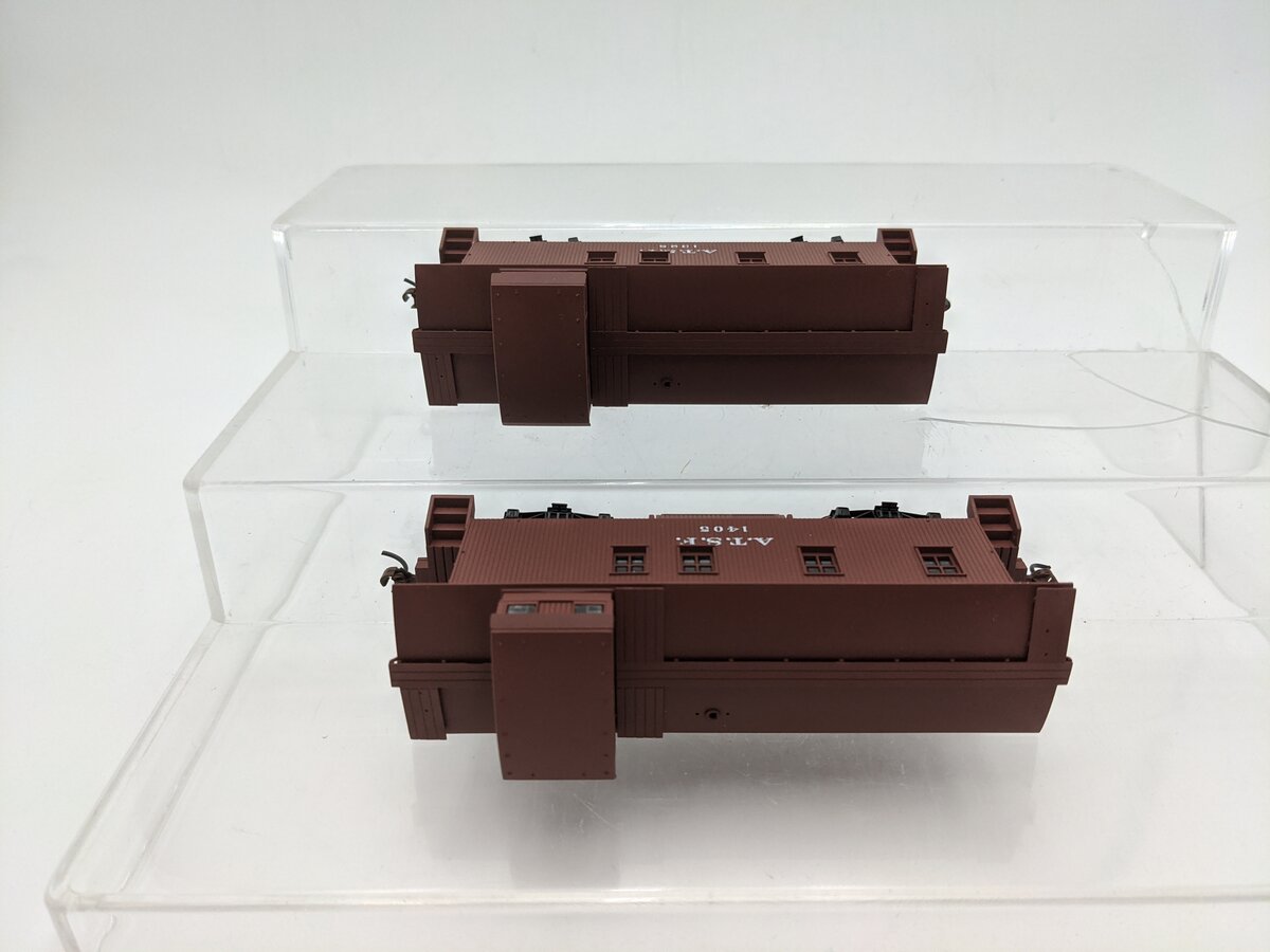 Walthers 932-27582 HO AT&SF Santa Fe 1300 Series  Wood Caboose (Set of 2) LN