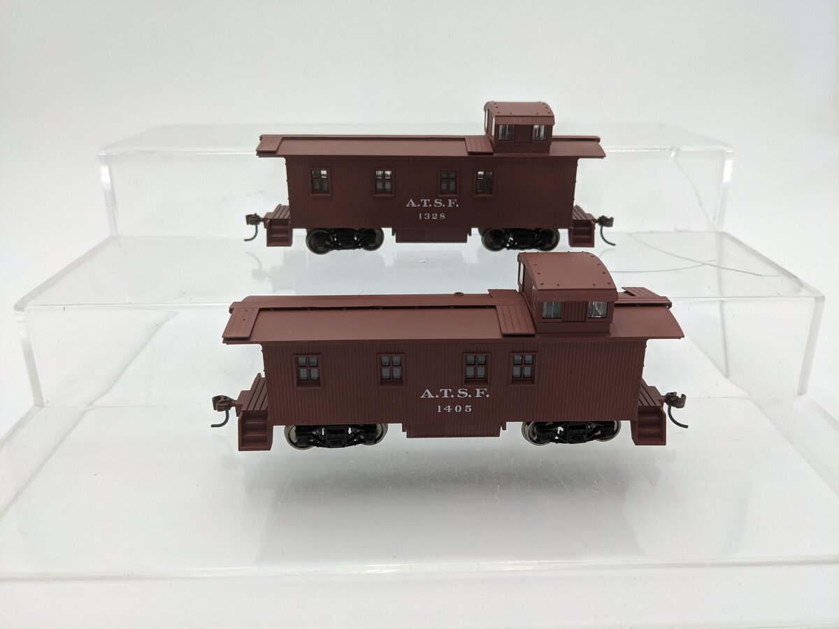 Walthers 932-27582 HO AT&SF Santa Fe 1300 Series  Wood Caboose (Set of 2) LN