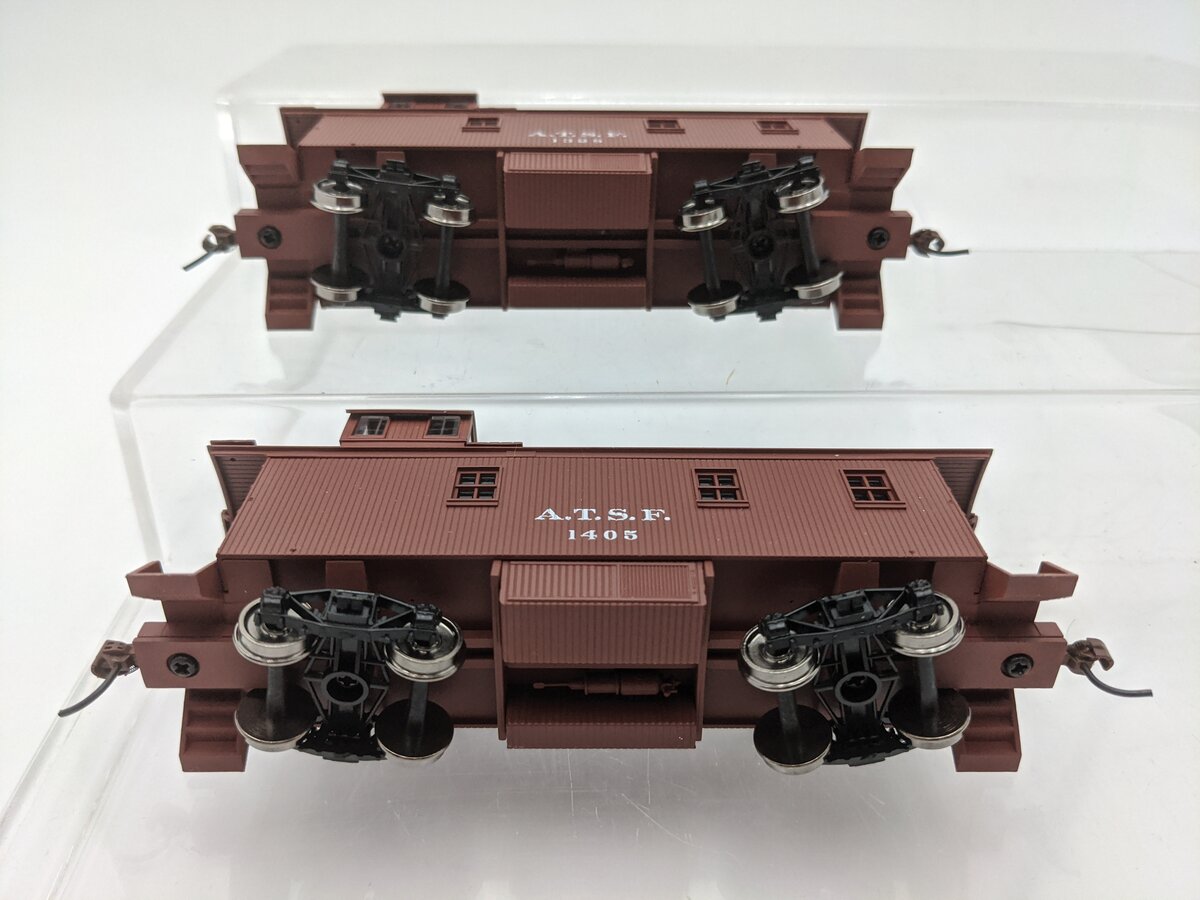 Walthers 932-27582 HO AT&SF Santa Fe 1300 Series  Wood Caboose (Set of 2) LN