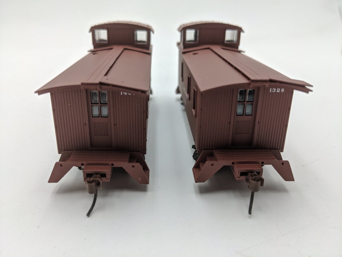 Walthers 932-27582 HO AT&SF Santa Fe 1300 Series  Wood Caboose (Set of 2) LN