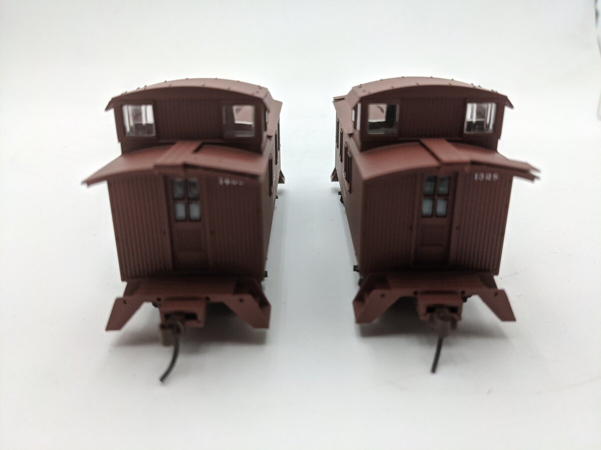 Walthers 932-27582 HO AT&SF Santa Fe 1300 Series  Wood Caboose (Set of 2) LN
