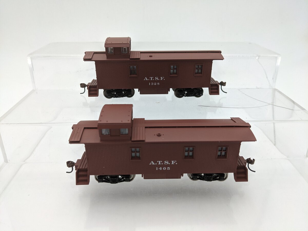 Walthers 932-27582 HO AT&SF Santa Fe 1300 Series  Wood Caboose (Set of 2) LN