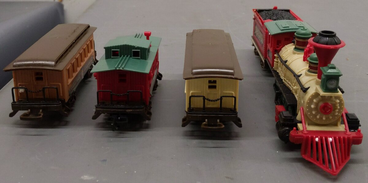 New Bright 171L Dickensville Collectible Five Car Train Set EX/Box