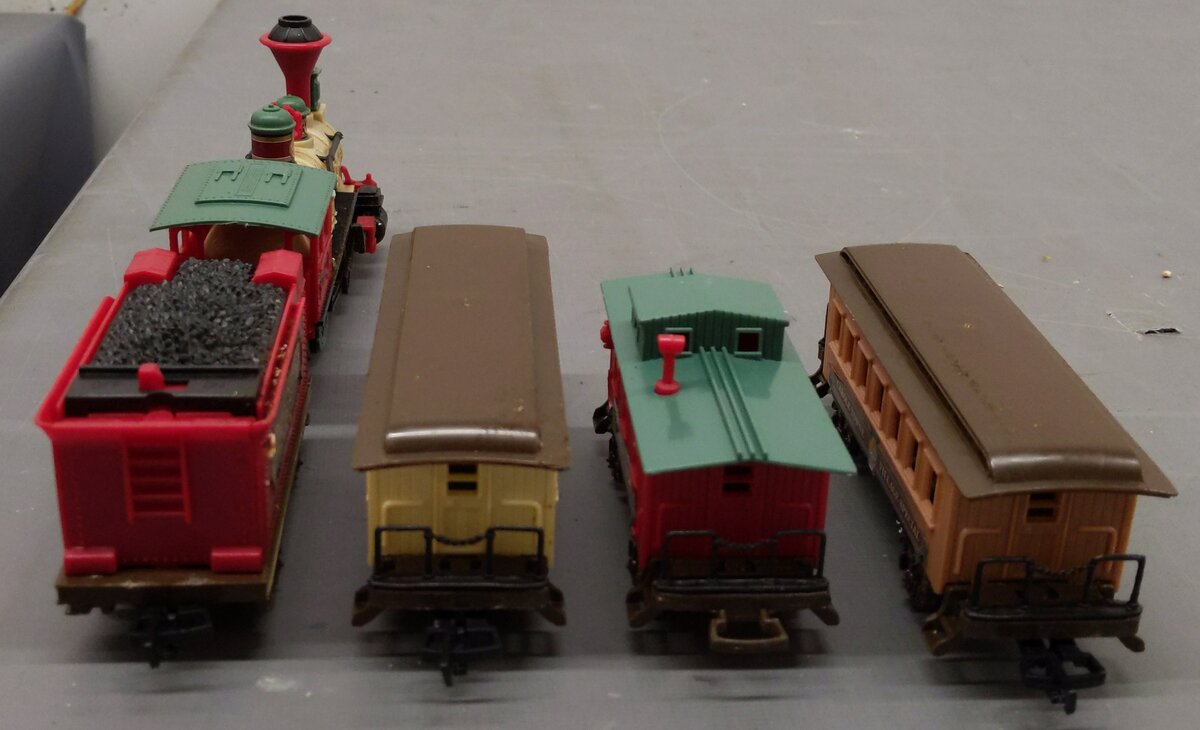 New Bright 171L Dickensville Collectible Five Car Train Set EX/Box