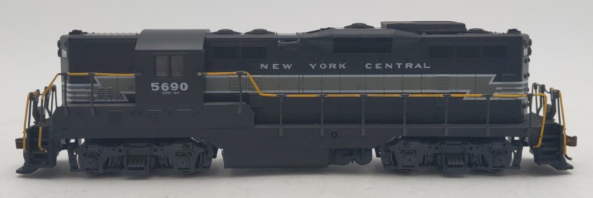 Kato NYCD25-1 HO Scale Powered Diesel Locomotive #5690 EX