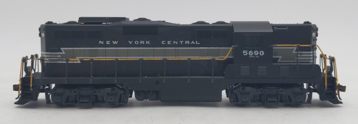 Kato NYCD25-1 HO Scale Powered Diesel Locomotive #5690 EX