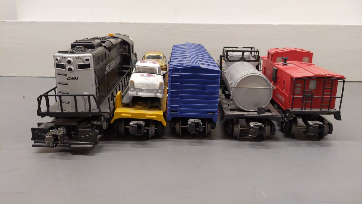 Lionel 6-11913 O Gauge Southern Pacific GP-9  Diesel Freight Train Set EX/Box